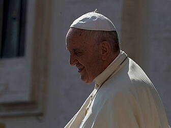 Pope opens synod amid gay prie...